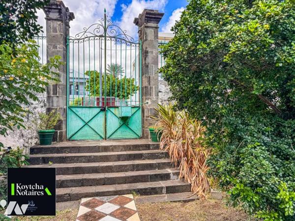 Ensemble immobilier à vendre sur axe principal de Saint-Denis