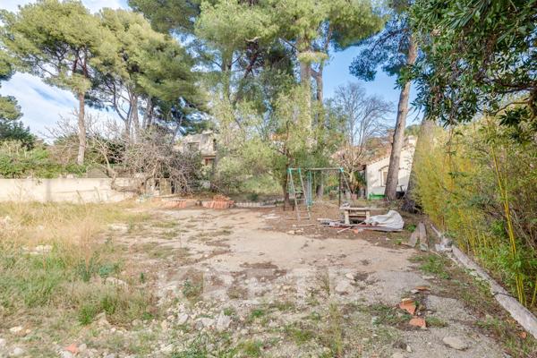 Terrain de 1000m2 idéalement situé à 1min à pied de la mer