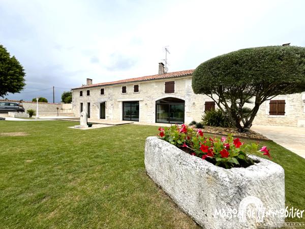 Vente Longère rénovée - 380m² - 9 pièces - Piscine et grand jardin - Proche de COGNAC (Charente)