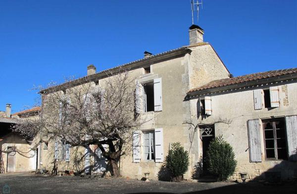 CHARENTAISE DU 19EME DE 166M² - 6 PIECES - DÉPENDANCES DE 600m²