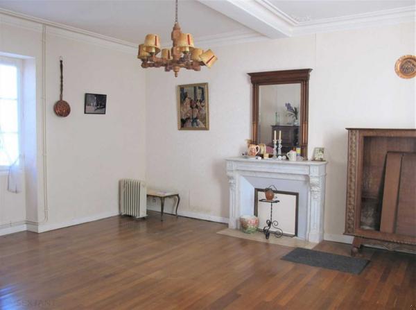 CHARENTAISE DU 19EME DE 166M² - 6 PIECES - DÉPENDANCES DE 600m²