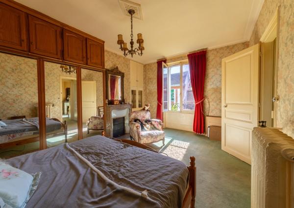 Propriété Ensemble Immobilier à vendre 11 pièces MANTES LA JOLIE (78) - garage - jardin 1000 m² - dépendance