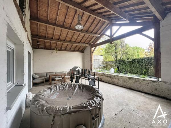 Ancienne écurie rénovée avec garage et extérieur