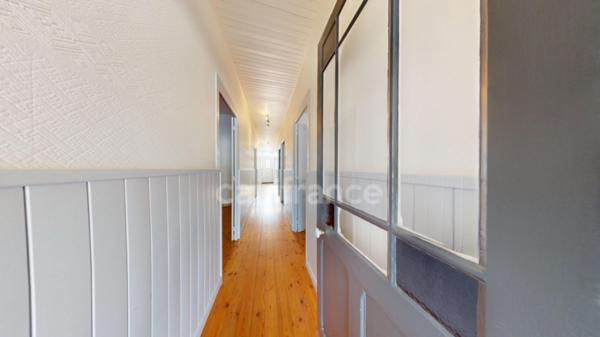 Dpt Charente Maritime (17), à vendre ECHILLAIS maison de caractère d’une surface habitable de 179 M2 , local professionnel, garage fermé privatif, le tout sur un terrain clos de 616 M2