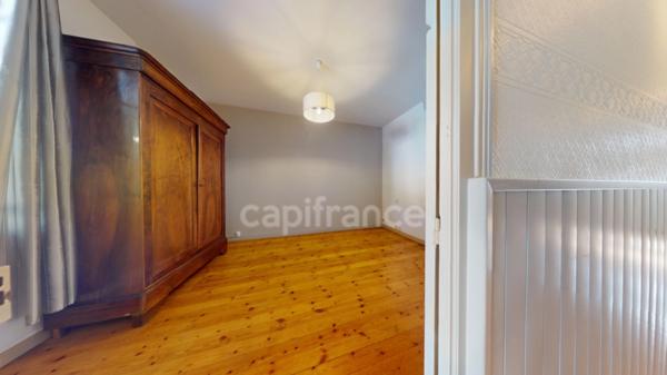 Dpt Charente Maritime (17), à vendre ECHILLAIS maison de caractère d’une surface habitable de 179 M2 , local professionnel, garage fermé privatif, le tout sur un terrain clos de 616 M2