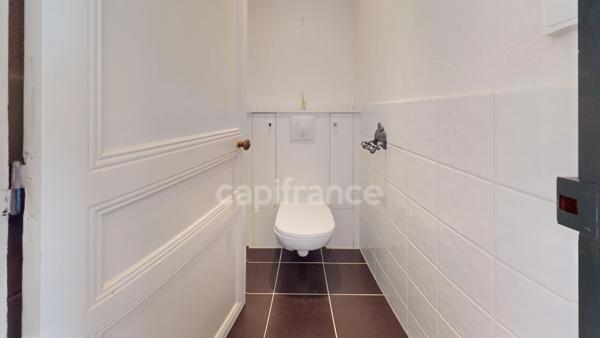 Dpt Charente Maritime (17), à vendre ECHILLAIS maison de caractère d’une surface habitable de 179 M2 , local professionnel, garage fermé privatif, le tout sur un terrain clos de 616 M2