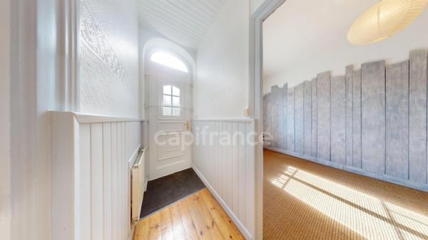 Dpt Charente Maritime (17), à vendre ECHILLAIS maison de caractère d’une surface habitable de 179 M2 , local professionnel, garage fermé privatif, le tout sur un terrain clos de 616 M2