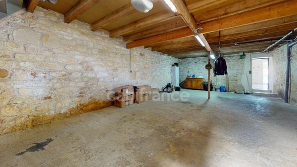 Dpt Charente Maritime (17), à vendre ECHILLAIS maison de caractère d’une surface habitable de 179 M2 , local professionnel, garage fermé privatif, le tout sur un terrain clos de 616 M2