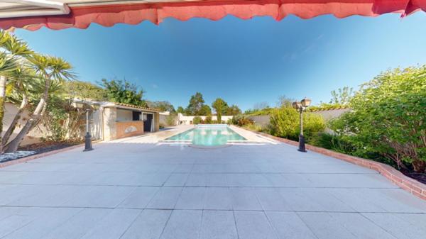 Dpt Charente Maritime (17), à vendre ECHILLAIS maison de caractère d’une surface habitable de 179 M2 , local professionnel, garage fermé privatif, le tout sur un terrain clos de 616 M2