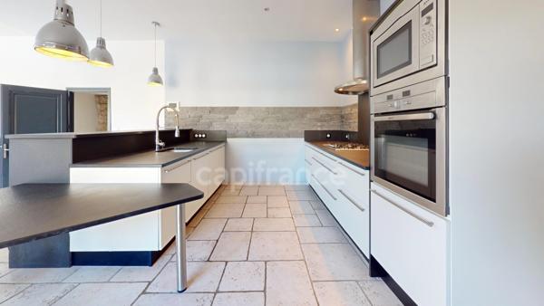 Dpt Charente Maritime (17), à vendre ECHILLAIS maison de caractère d’une surface habitable de 179 M2 , local professionnel, garage fermé privatif, le tout sur un terrain clos de 616 M2