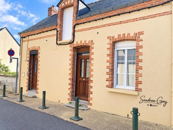 Maison de village avec trois chambres, jardin clos, ravalement récent et poêle à granulés. Un intérieur à réagencer selon vos envies : venez découvrir son potentiel !