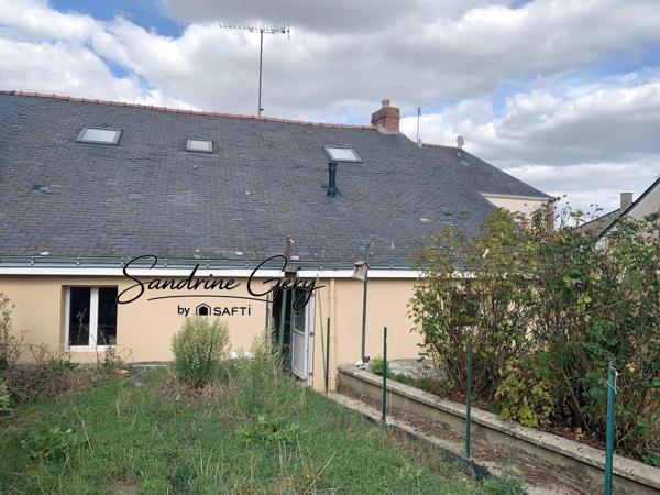 Maison de village avec trois chambres, jardin clos, ravalement récent et poêle à granulés. Un intérieur à réagencer selon vos envies : venez découvrir son potentiel !