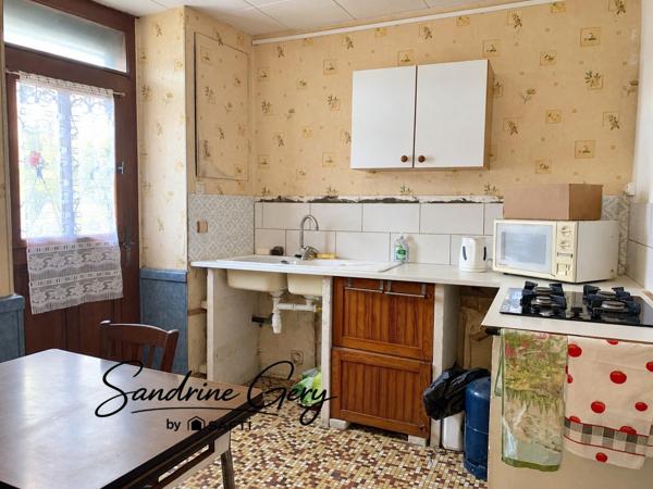 Maison de village avec trois chambres, jardin clos, ravalement récent et poêle à granulés. Un intérieur à réagencer selon vos envies : venez découvrir son potentiel !