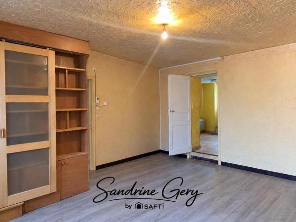 Maison de village avec trois chambres, jardin clos, ravalement récent et poêle à granulés. Un intérieur à réagencer selon vos envies : venez découvrir son potentiel !