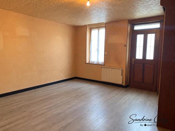 Maison de village avec trois chambres, jardin clos, ravalement récent et poêle à granulés. Un intérieur à réagencer selon vos envies : venez découvrir son potentiel !