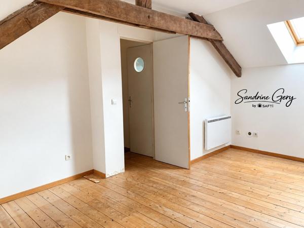 Maison de village avec trois chambres, jardin clos, ravalement récent et poêle à granulés. Un intérieur à réagencer selon vos envies : venez découvrir son potentiel !
