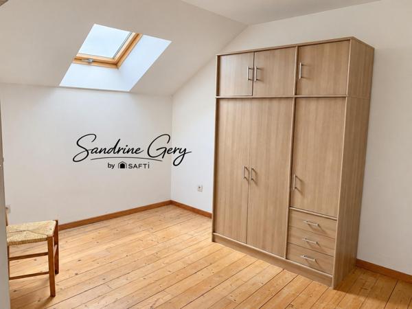 Maison de village avec trois chambres, jardin clos, ravalement récent et poêle à granulés. Un intérieur à réagencer selon vos envies : venez découvrir son potentiel !