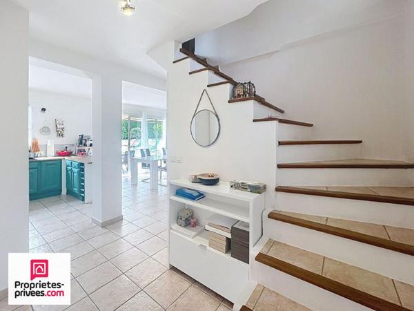 RIANS  VILLA T4 AVEC PISCINE ET ACCÈS AU VILLAGE À PIED