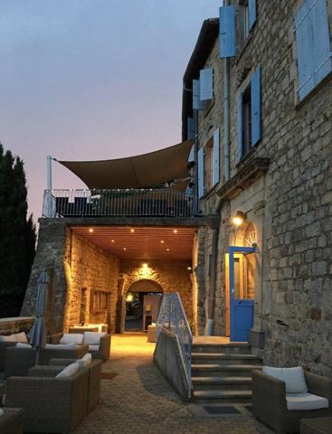 Dpt Ardèche (07), à vendre proche de VALLON PONT D'ARC Murs d'un Hôtel Restaurant