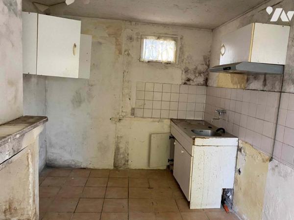 LA SELLE LA FORGE, limite de FLERS: Maison d'habitation à restaurer d'environ 66 m² habitable