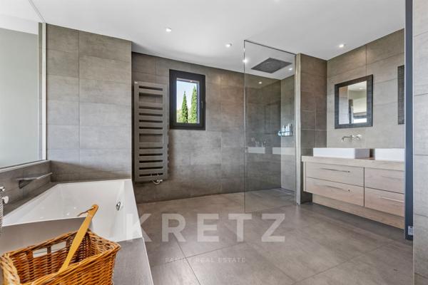 PROPRIETE DE 10 PIECES FACE A LA MER