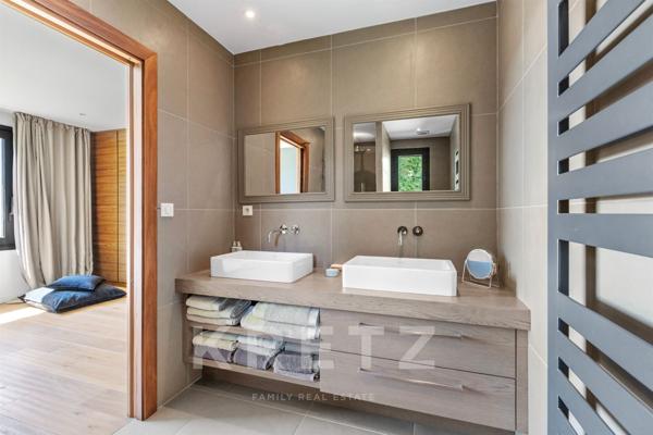 PROPRIETE DE 10 PIECES FACE A LA MER