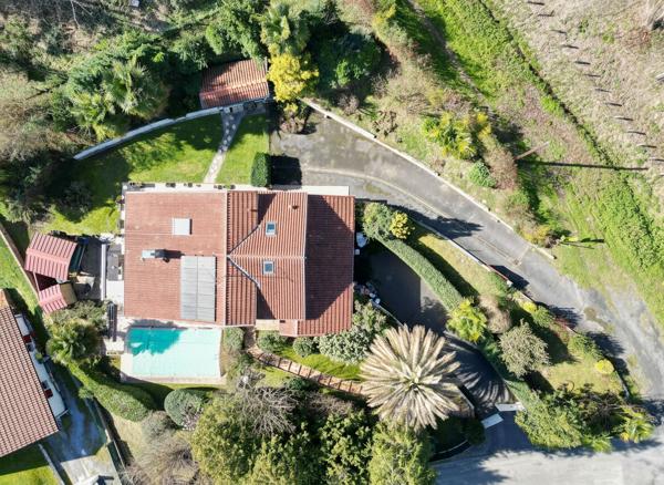 Maison Ustaritz 6 pièces 152 m2, sous sol complet, piscine et spa / Co exclusivité