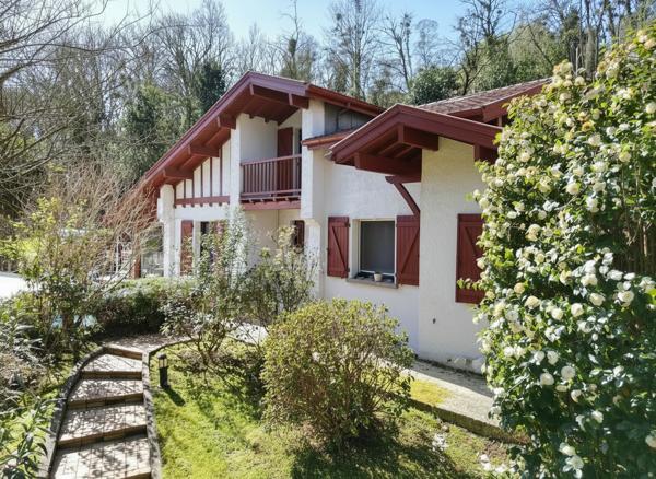 Maison Ustaritz 6 pièces 152 m2, sous sol complet, piscine et spa / Co exclusivité