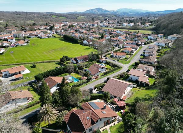 Maison Ustaritz 6 pièces 152 m2, sous sol complet, piscine et spa / Co exclusivité