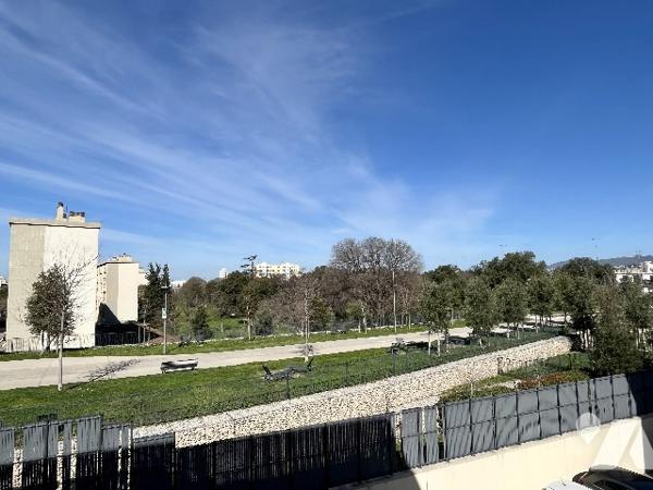 Appartement T3 traversant de 56m² avec deux balcons, stationnement dans résidence