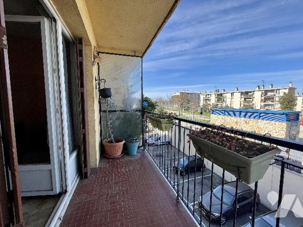 Appartement T3 traversant de 56m² avec deux balcons, stationnement dans résidence