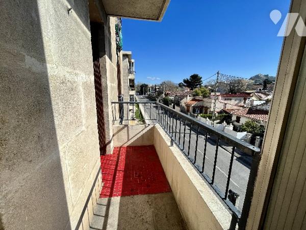 Appartement T3 traversant de 56m² avec deux balcons, stationnement dans résidence