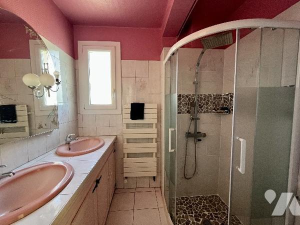 Appartement T3 traversant de 56m² avec deux balcons, stationnement dans résidence