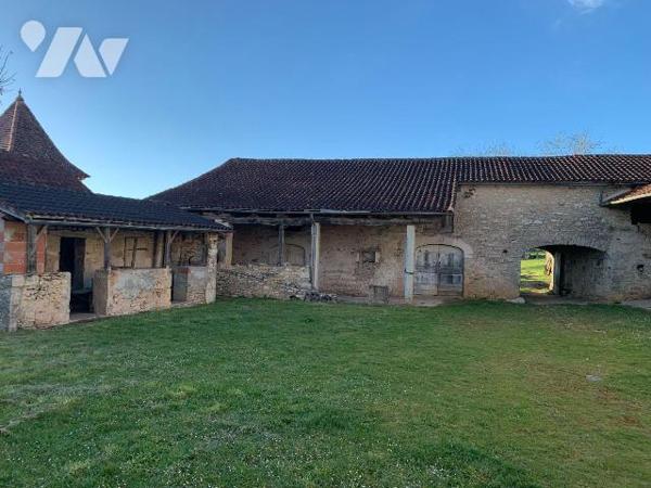 A VENDRE - A CONCOTS (LOT - 46260) - Corps de ferme à rénover à deux pas du centre du village, ...