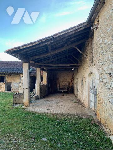 A VENDRE - A CONCOTS (LOT - 46260) - Corps de ferme à rénover à deux pas du centre du village, ...