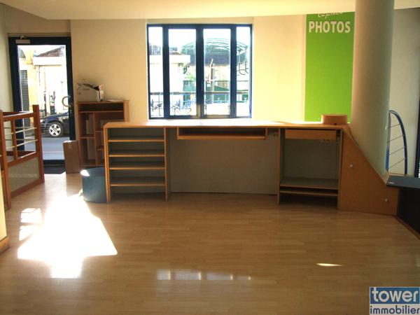 Bergerac, Ensemble Immeubles de rapport avec surface commerciale, 3 appartements T5, T3, T2, cour et garage