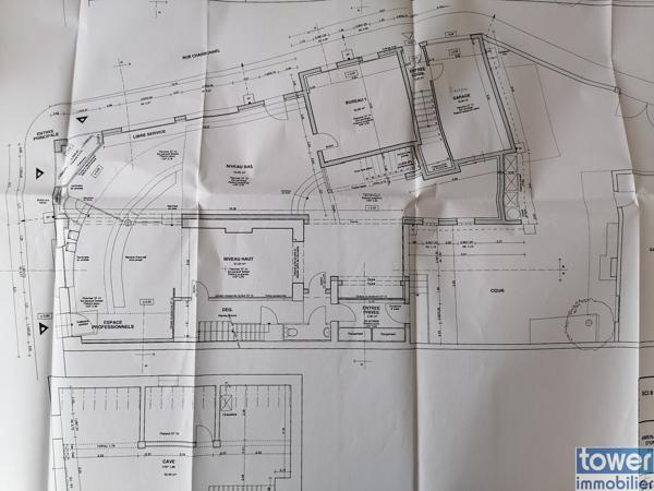 Bergerac, Ensemble Immeubles de rapport avec surface commerciale, 3 appartements T5, T3, T2, cour et garage
