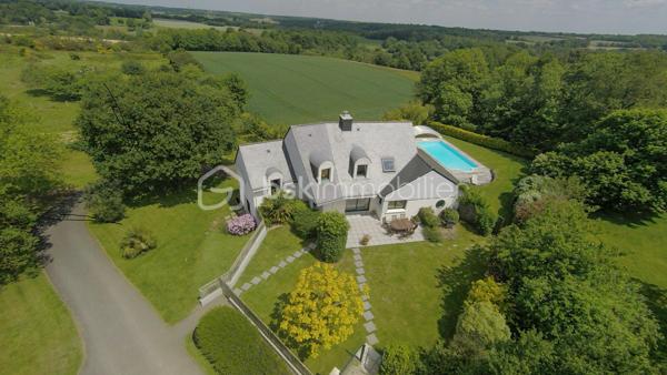 LANDEVANT – Nouveauté BSK Immobilier

Laissez-vous séduire par cette belle propriété, parfaitement entretenue, située dans un environnement calme et verdoyant.

La maison offre 141 m² habitables (environ 155 m² avec la dépendance et la chaufferie) répartis sur 3 niveaux, comprenant :

Une vaste pièce de vie lumineuse d'environ 45 m² avec cuisine aménagée et équipée, ouverte sur le séjour.
5 chambres, réparties sur les trois niveaux, offrant de nombreuses possibilités pour une famille ou le télétravail.
Une salle d'eau et une salle de bains.
De nombreux espaces de rangement.

À l'extérieur, vous profiterez d'un véritable espace de détente avec :

Une terrasse équipée d'une pergola bioclimatique.
Une piscine chauffée de 10 x 5 m avec volet roulant électrique.
Un carport d'environ 20 m².

L'ensemble est implanté sur un terrain d'environ 2 hectares, non constructible, offrant un cadre naturel exceptionnel, idéal pour les amoureux de la nature et les propriétaires d'animaux.

Les atouts de cette propriété :

Environnement paisible et sans vis-à-vis.
Maison parfaitement entretenue, aucun gros travaux à prévoir.
Grand terrain, idéal pour chevaux, chiens ou autres animaux.
Prestations de qualité et cadre de vie privilégié.
Un véritable coup de cœur à découvrir sans tarder !