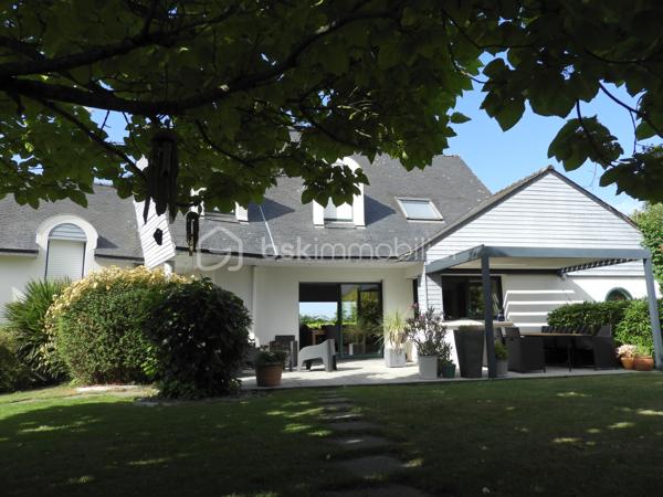 LANDEVANT – Nouveauté BSK Immobilier

Laissez-vous séduire par cette belle propriété, parfaitement entretenue, située dans un environnement calme et verdoyant.

La maison offre 141 m² habitables (environ 155 m² avec la dépendance et la chaufferie) répartis sur 3 niveaux, comprenant :

Une vaste pièce de vie lumineuse d'environ 45 m² avec cuisine aménagée et équipée, ouverte sur le séjour.
5 chambres, réparties sur les trois niveaux, offrant de nombreuses possibilités pour une famille ou le télétravail.
Une salle d'eau et une salle de bains.
De nombreux espaces de rangement.

À l'extérieur, vous profiterez d'un véritable espace de détente avec :

Une terrasse équipée d'une pergola bioclimatique.
Une piscine chauffée de 10 x 5 m avec volet roulant électrique.
Un carport d'environ 20 m².

L'ensemble est implanté sur un terrain d'environ 2 hectares, non constructible, offrant un cadre naturel exceptionnel, idéal pour les amoureux de la nature et les propriétaires d'animaux.

Les atouts de cette propriété :

Environnement paisible et sans vis-à-vis.
Maison parfaitement entretenue, aucun gros travaux à prévoir.
Grand terrain, idéal pour chevaux, chiens ou autres animaux.
Prestations de qualité et cadre de vie privilégié.
Un véritable coup de cœur à découvrir sans tarder !