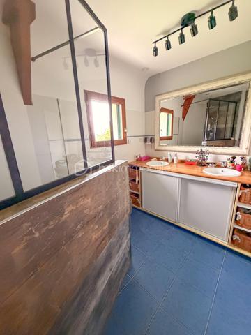 LANDEVANT – Nouveauté BSK Immobilier

Laissez-vous séduire par cette belle propriété, parfaitement entretenue, située dans un environnement calme et verdoyant.

La maison offre 141 m² habitables (environ 155 m² avec la dépendance et la chaufferie) répartis sur 3 niveaux, comprenant :

Une vaste pièce de vie lumineuse d'environ 45 m² avec cuisine aménagée et équipée, ouverte sur le séjour.
5 chambres, réparties sur les trois niveaux, offrant de nombreuses possibilités pour une famille ou le télétravail.
Une salle d'eau et une salle de bains.
De nombreux espaces de rangement.

À l'extérieur, vous profiterez d'un véritable espace de détente avec :

Une terrasse équipée d'une pergola bioclimatique.
Une piscine chauffée de 10 x 5 m avec volet roulant électrique.
Un carport d'environ 20 m².

L'ensemble est implanté sur un terrain d'environ 2 hectares, non constructible, offrant un cadre naturel exceptionnel, idéal pour les amoureux de la nature et les propriétaires d'animaux.

Les atouts de cette propriété :

Environnement paisible et sans vis-à-vis.
Maison parfaitement entretenue, aucun gros travaux à prévoir.
Grand terrain, idéal pour chevaux, chiens ou autres animaux.
Prestations de qualité et cadre de vie privilégié.
Un véritable coup de cœur à découvrir sans tarder !