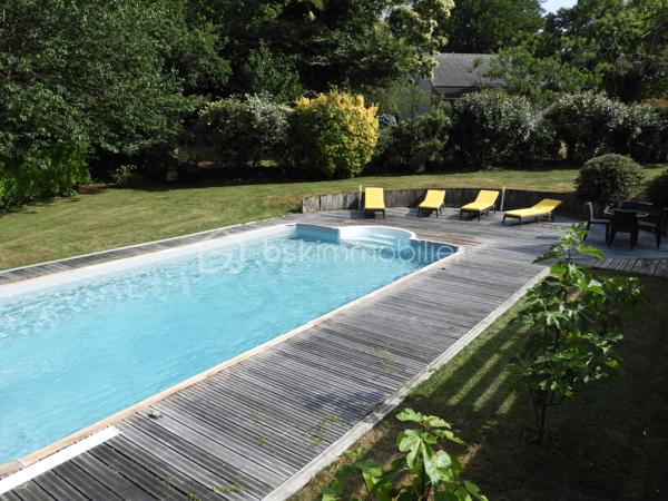 LANDEVANT – Nouveauté BSK Immobilier

Laissez-vous séduire par cette belle propriété, parfaitement entretenue, située dans un environnement calme et verdoyant.

La maison offre 141 m² habitables (environ 155 m² avec la dépendance et la chaufferie) répartis sur 3 niveaux, comprenant :

Une vaste pièce de vie lumineuse d'environ 45 m² avec cuisine aménagée et équipée, ouverte sur le séjour.
5 chambres, réparties sur les trois niveaux, offrant de nombreuses possibilités pour une famille ou le télétravail.
Une salle d'eau et une salle de bains.
De nombreux espaces de rangement.

À l'extérieur, vous profiterez d'un véritable espace de détente avec :

Une terrasse équipée d'une pergola bioclimatique.
Une piscine chauffée de 10 x 5 m avec volet roulant électrique.
Un carport d'environ 20 m².

L'ensemble est implanté sur un terrain d'environ 2 hectares, non constructible, offrant un cadre naturel exceptionnel, idéal pour les amoureux de la nature et les propriétaires d'animaux.

Les atouts de cette propriété :

Environnement paisible et sans vis-à-vis.
Maison parfaitement entretenue, aucun gros travaux à prévoir.
Grand terrain, idéal pour chevaux, chiens ou autres animaux.
Prestations de qualité et cadre de vie privilégié.
Un véritable coup de cœur à découvrir sans tarder !