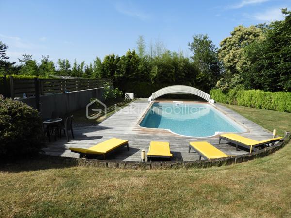 LANDEVANT – Nouveauté BSK Immobilier

Laissez-vous séduire par cette belle propriété, parfaitement entretenue, située dans un environnement calme et verdoyant.

La maison offre 141 m² habitables (environ 155 m² avec la dépendance et la chaufferie) répartis sur 3 niveaux, comprenant :

Une vaste pièce de vie lumineuse d'environ 45 m² avec cuisine aménagée et équipée, ouverte sur le séjour.
5 chambres, réparties sur les trois niveaux, offrant de nombreuses possibilités pour une famille ou le télétravail.
Une salle d'eau et une salle de bains.
De nombreux espaces de rangement.

À l'extérieur, vous profiterez d'un véritable espace de détente avec :

Une terrasse équipée d'une pergola bioclimatique.
Une piscine chauffée de 10 x 5 m avec volet roulant électrique.
Un carport d'environ 20 m².

L'ensemble est implanté sur un terrain d'environ 2 hectares, non constructible, offrant un cadre naturel exceptionnel, idéal pour les amoureux de la nature et les propriétaires d'animaux.

Les atouts de cette propriété :

Environnement paisible et sans vis-à-vis.
Maison parfaitement entretenue, aucun gros travaux à prévoir.
Grand terrain, idéal pour chevaux, chiens ou autres animaux.
Prestations de qualité et cadre de vie privilégié.
Un véritable coup de cœur à découvrir sans tarder !