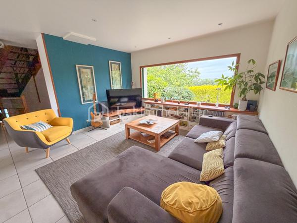 LANDEVANT – Nouveauté BSK Immobilier

Laissez-vous séduire par cette belle propriété, parfaitement entretenue, située dans un environnement calme et verdoyant.

La maison offre 141 m² habitables (environ 155 m² avec la dépendance et la chaufferie) répartis sur 3 niveaux, comprenant :

Une vaste pièce de vie lumineuse d'environ 45 m² avec cuisine aménagée et équipée, ouverte sur le séjour.
5 chambres, réparties sur les trois niveaux, offrant de nombreuses possibilités pour une famille ou le télétravail.
Une salle d'eau et une salle de bains.
De nombreux espaces de rangement.

À l'extérieur, vous profiterez d'un véritable espace de détente avec :

Une terrasse équipée d'une pergola bioclimatique.
Une piscine chauffée de 10 x 5 m avec volet roulant électrique.
Un carport d'environ 20 m².

L'ensemble est implanté sur un terrain d'environ 2 hectares, non constructible, offrant un cadre naturel exceptionnel, idéal pour les amoureux de la nature et les propriétaires d'animaux.

Les atouts de cette propriété :

Environnement paisible et sans vis-à-vis.
Maison parfaitement entretenue, aucun gros travaux à prévoir.
Grand terrain, idéal pour chevaux, chiens ou autres animaux.
Prestations de qualité et cadre de vie privilégié.
Un véritable coup de cœur à découvrir sans tarder !