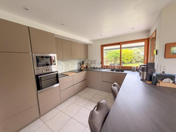 LANDEVANT – Nouveauté BSK Immobilier

Laissez-vous séduire par cette belle propriété, parfaitement entretenue, située dans un environnement calme et verdoyant.

La maison offre 141 m² habitables (environ 155 m² avec la dépendance et la chaufferie) répartis sur 3 niveaux, comprenant :

Une vaste pièce de vie lumineuse d'environ 45 m² avec cuisine aménagée et équipée, ouverte sur le séjour.
5 chambres, réparties sur les trois niveaux, offrant de nombreuses possibilités pour une famille ou le télétravail.
Une salle d'eau et une salle de bains.
De nombreux espaces de rangement.

À l'extérieur, vous profiterez d'un véritable espace de détente avec :

Une terrasse équipée d'une pergola bioclimatique.
Une piscine chauffée de 10 x 5 m avec volet roulant électrique.
Un carport d'environ 20 m².

L'ensemble est implanté sur un terrain d'environ 2 hectares, non constructible, offrant un cadre naturel exceptionnel, idéal pour les amoureux de la nature et les propriétaires d'animaux.

Les atouts de cette propriété :

Environnement paisible et sans vis-à-vis.
Maison parfaitement entretenue, aucun gros travaux à prévoir.
Grand terrain, idéal pour chevaux, chiens ou autres animaux.
Prestations de qualité et cadre de vie privilégié.
Un véritable coup de cœur à découvrir sans tarder !