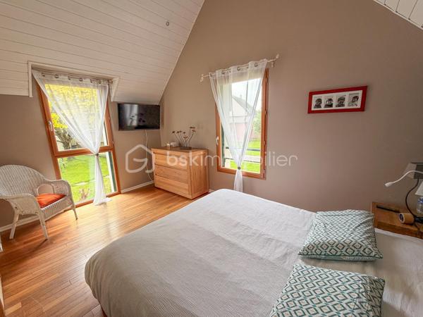 LANDEVANT – Nouveauté BSK Immobilier

Laissez-vous séduire par cette belle propriété, parfaitement entretenue, située dans un environnement calme et verdoyant.

La maison offre 141 m² habitables (environ 155 m² avec la dépendance et la chaufferie) répartis sur 3 niveaux, comprenant :

Une vaste pièce de vie lumineuse d'environ 45 m² avec cuisine aménagée et équipée, ouverte sur le séjour.
5 chambres, réparties sur les trois niveaux, offrant de nombreuses possibilités pour une famille ou le télétravail.
Une salle d'eau et une salle de bains.
De nombreux espaces de rangement.

À l'extérieur, vous profiterez d'un véritable espace de détente avec :

Une terrasse équipée d'une pergola bioclimatique.
Une piscine chauffée de 10 x 5 m avec volet roulant électrique.
Un carport d'environ 20 m².

L'ensemble est implanté sur un terrain d'environ 2 hectares, non constructible, offrant un cadre naturel exceptionnel, idéal pour les amoureux de la nature et les propriétaires d'animaux.

Les atouts de cette propriété :

Environnement paisible et sans vis-à-vis.
Maison parfaitement entretenue, aucun gros travaux à prévoir.
Grand terrain, idéal pour chevaux, chiens ou autres animaux.
Prestations de qualité et cadre de vie privilégié.
Un véritable coup de cœur à découvrir sans tarder !