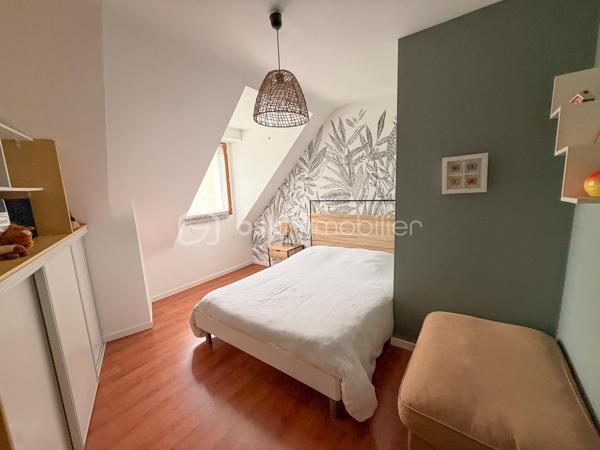 LANDEVANT – Nouveauté BSK Immobilier

Laissez-vous séduire par cette belle propriété, parfaitement entretenue, située dans un environnement calme et verdoyant.

La maison offre 141 m² habitables (environ 155 m² avec la dépendance et la chaufferie) répartis sur 3 niveaux, comprenant :

Une vaste pièce de vie lumineuse d'environ 45 m² avec cuisine aménagée et équipée, ouverte sur le séjour.
5 chambres, réparties sur les trois niveaux, offrant de nombreuses possibilités pour une famille ou le télétravail.
Une salle d'eau et une salle de bains.
De nombreux espaces de rangement.

À l'extérieur, vous profiterez d'un véritable espace de détente avec :

Une terrasse équipée d'une pergola bioclimatique.
Une piscine chauffée de 10 x 5 m avec volet roulant électrique.
Un carport d'environ 20 m².

L'ensemble est implanté sur un terrain d'environ 2 hectares, non constructible, offrant un cadre naturel exceptionnel, idéal pour les amoureux de la nature et les propriétaires d'animaux.

Les atouts de cette propriété :

Environnement paisible et sans vis-à-vis.
Maison parfaitement entretenue, aucun gros travaux à prévoir.
Grand terrain, idéal pour chevaux, chiens ou autres animaux.
Prestations de qualité et cadre de vie privilégié.
Un véritable coup de cœur à découvrir sans tarder !