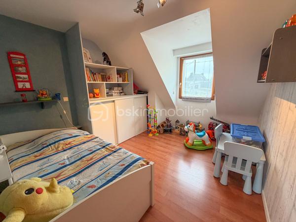 LANDEVANT – Nouveauté BSK Immobilier

Laissez-vous séduire par cette belle propriété, parfaitement entretenue, située dans un environnement calme et verdoyant.

La maison offre 141 m² habitables (environ 155 m² avec la dépendance et la chaufferie) répartis sur 3 niveaux, comprenant :

Une vaste pièce de vie lumineuse d'environ 45 m² avec cuisine aménagée et équipée, ouverte sur le séjour.
5 chambres, réparties sur les trois niveaux, offrant de nombreuses possibilités pour une famille ou le télétravail.
Une salle d'eau et une salle de bains.
De nombreux espaces de rangement.

À l'extérieur, vous profiterez d'un véritable espace de détente avec :

Une terrasse équipée d'une pergola bioclimatique.
Une piscine chauffée de 10 x 5 m avec volet roulant électrique.
Un carport d'environ 20 m².

L'ensemble est implanté sur un terrain d'environ 2 hectares, non constructible, offrant un cadre naturel exceptionnel, idéal pour les amoureux de la nature et les propriétaires d'animaux.

Les atouts de cette propriété :

Environnement paisible et sans vis-à-vis.
Maison parfaitement entretenue, aucun gros travaux à prévoir.
Grand terrain, idéal pour chevaux, chiens ou autres animaux.
Prestations de qualité et cadre de vie privilégié.
Un véritable coup de cœur à découvrir sans tarder !