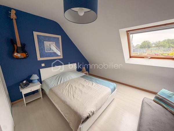 LANDEVANT – Nouveauté BSK Immobilier

Laissez-vous séduire par cette belle propriété, parfaitement entretenue, située dans un environnement calme et verdoyant.

La maison offre 141 m² habitables (environ 155 m² avec la dépendance et la chaufferie) répartis sur 3 niveaux, comprenant :

Une vaste pièce de vie lumineuse d'environ 45 m² avec cuisine aménagée et équipée, ouverte sur le séjour.
5 chambres, réparties sur les trois niveaux, offrant de nombreuses possibilités pour une famille ou le télétravail.
Une salle d'eau et une salle de bains.
De nombreux espaces de rangement.

À l'extérieur, vous profiterez d'un véritable espace de détente avec :

Une terrasse équipée d'une pergola bioclimatique.
Une piscine chauffée de 10 x 5 m avec volet roulant électrique.
Un carport d'environ 20 m².

L'ensemble est implanté sur un terrain d'environ 2 hectares, non constructible, offrant un cadre naturel exceptionnel, idéal pour les amoureux de la nature et les propriétaires d'animaux.

Les atouts de cette propriété :

Environnement paisible et sans vis-à-vis.
Maison parfaitement entretenue, aucun gros travaux à prévoir.
Grand terrain, idéal pour chevaux, chiens ou autres animaux.
Prestations de qualité et cadre de vie privilégié.
Un véritable coup de cœur à découvrir sans tarder !