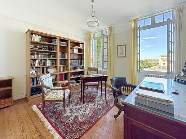 A vendre centre ville appartement de type 6 d'environ 190 m² avec cave, garage et jardin