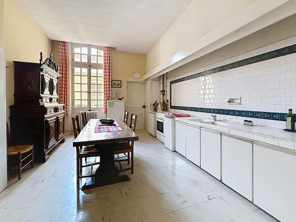 A vendre centre ville appartement de type 6 d'environ 190 m² avec cave, garage et jardin